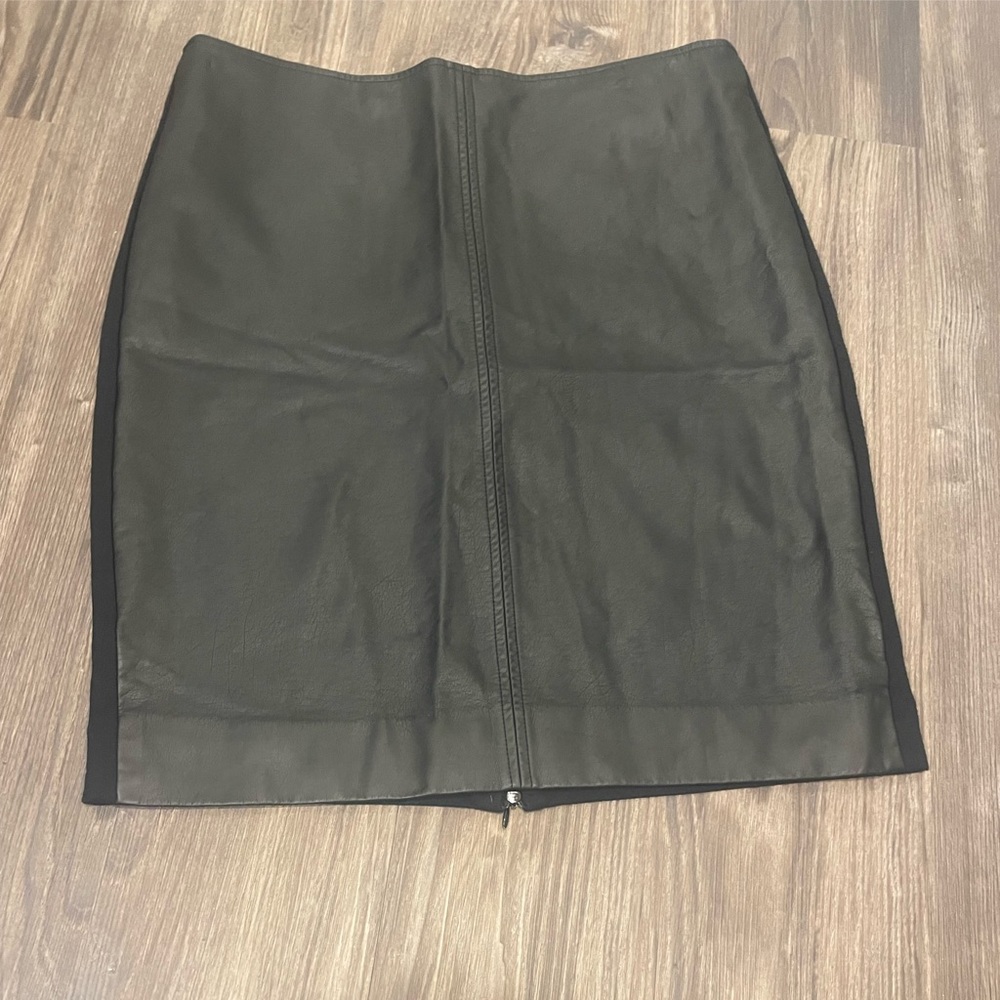 Leslie Stuart black leather like skirt!!